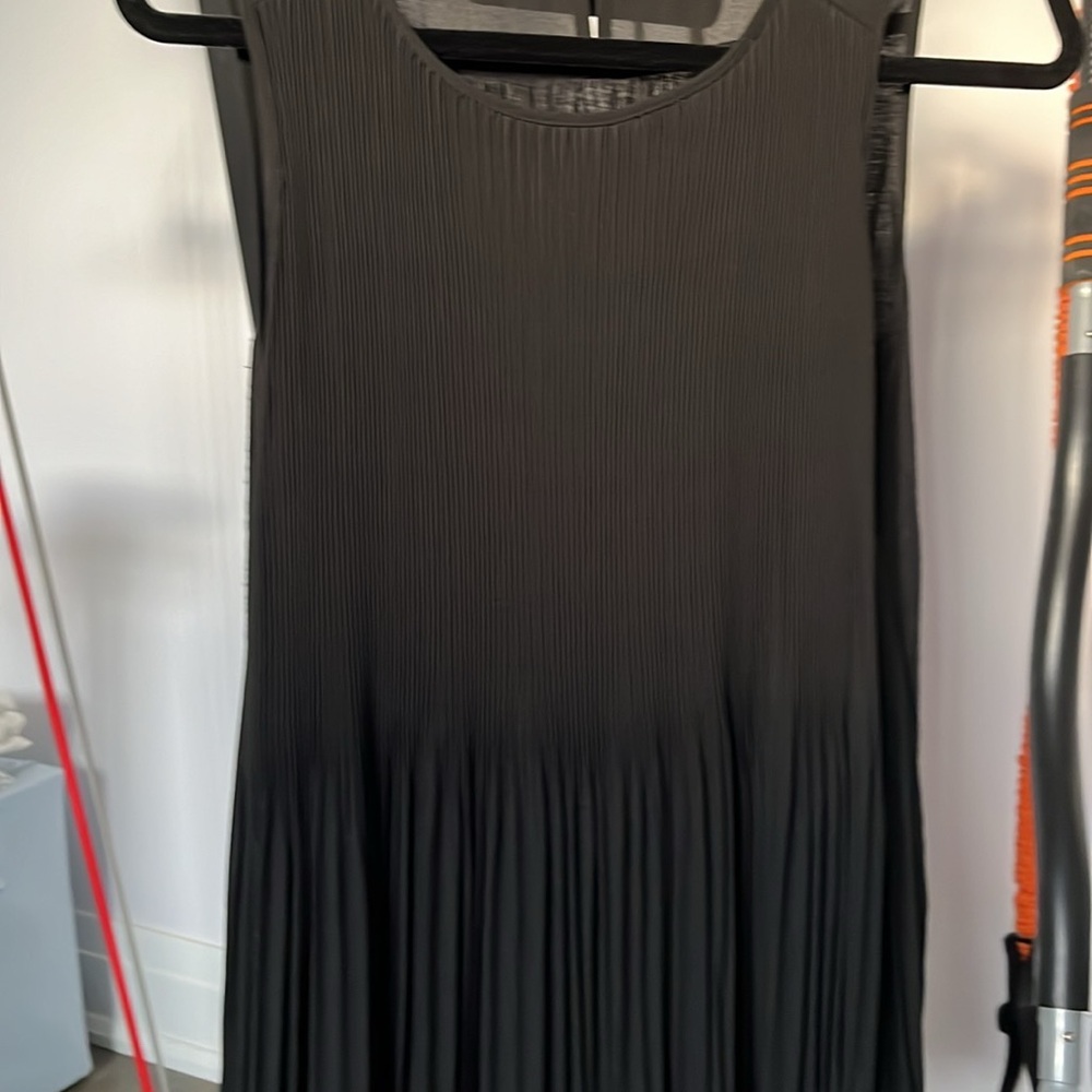 Sleeveless pleated t-shirt in lightweight chiffon